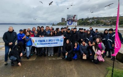 UACh Sede Puerto Montt participa en jornada de limpieza de playas junto a comunidades educativas, servicios públicos y empresas
